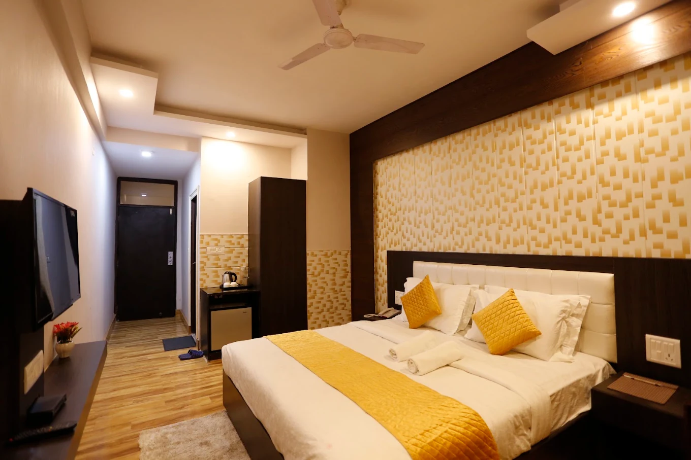Hotel Paradise Ganga room with television and bed